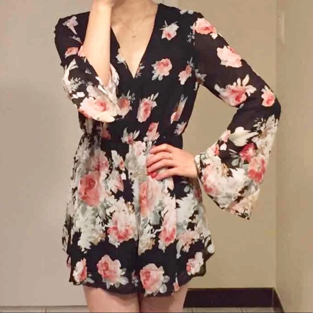 🆕 Floral Bell Sleeve Romper (S/M) - Picture 5 of 5